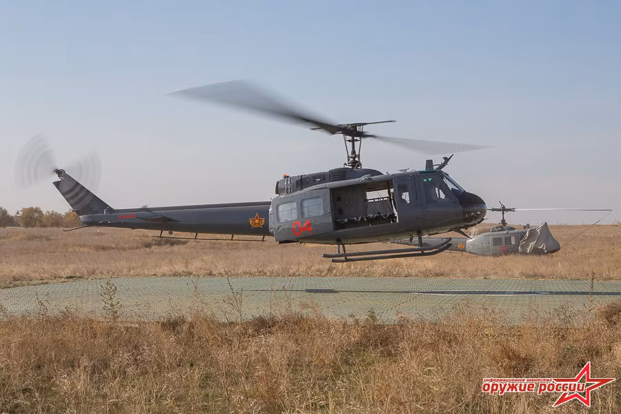UH-1 có thể sử dụng để vận chuyển binh lính, hàng hóa. Trực thăng này có thể chở theo 14 binh sĩ, hoặc 6 cáng thương, hoặc 1,7 tấn hàng hóa. Ảnh: Weapon of Russia.