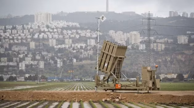 Tính tới năm 2015, phía Israel đang có tổng cộng 5 khẩu đội Vòm Sắt được triển khai với số bệ phóng là 15 bệ, mỗi bệ phóng có 20 quả tên lửa. Như vậy tổng cộng toàn bộ các hệ thống "Vòm Sắt" của Israel chỉ đánh chặn được tối đa 300 mục tiêu. Trong trường hợp tác chiến quy mô lớn, 10 khẩu cối 80 chỉ tốn khoảng 10 phút để bắn được tổng cộng 300 quả đạn, chả mấy chốc khiến toàn bộ hệ thống phòng thủ của Israel "hết đạn". Nguồn ảnh: Forward.
