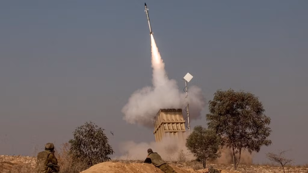 Lực lượng vũ trang Hezbollah và các thế lực đối địch với Israel ở dải Gaza hiện nay mới chỉ tấn công Jerusalem một cách hạn chế nên "Vòm Sắt" vẫn có thể chống đỡ được. Tuy nhiên nếu một loạt pháo kích với số lượng lên tới hàng nghìn quả một lúc bắn vào từ mọi hướng, thì hệ thống "Vòm Sắt" của Israel sẽ gần như bị chọc thủng ngay lập tức. Nguồn ảnh: Times.