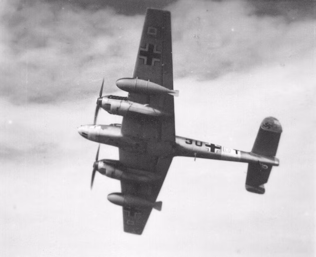 Điểm ăn tiền nhất của Messerschmitt Bf 110 chính là ở hệ thống giáp rất dày của nó và kèm theo đó là khả năng "lỳ đòn", có thể một mình chống chọi lại nhiều tiêm kích của Đồng Minh cùng lúc mà vẫn bay tốt. Nguồn ảnh: Wiki.