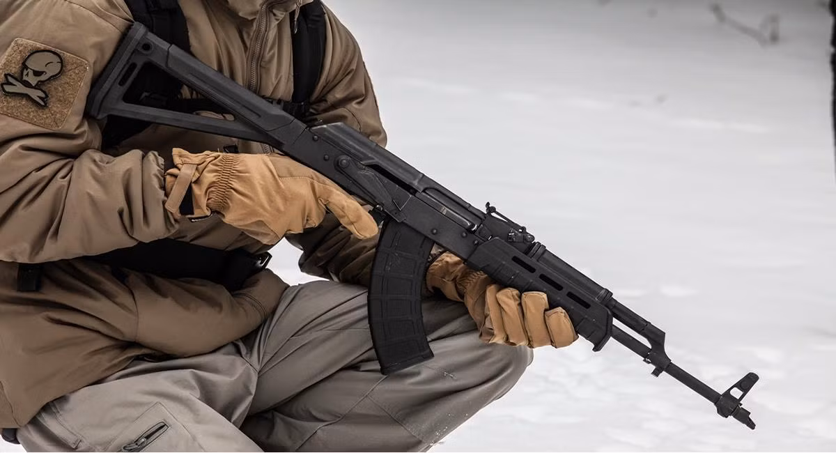 Ngay cả ở Mỹ, AK-47 và các phiên bản sau này của nó cũng là khẩu súng bán chạy hàng đầu trên thị trường dân sự, bất chấp lệnh cấm vận vũ khí mà Mỹ áp lên Nga trong những năm gần đây. Nguồn ảnh: Telegraph.