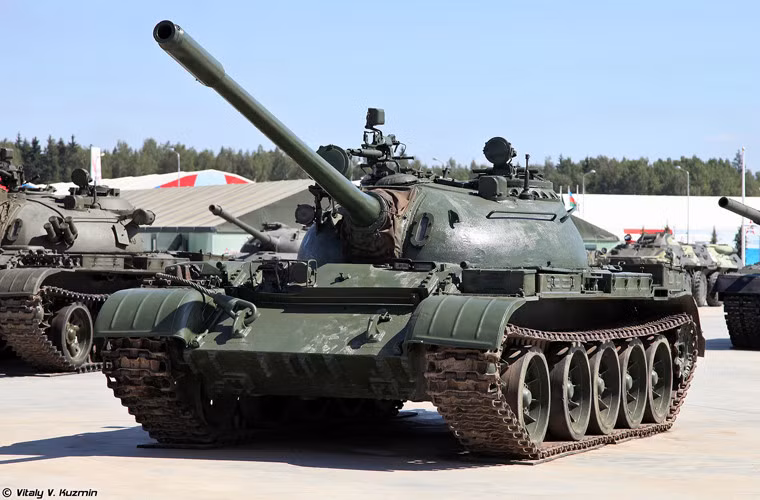 Xe tăng T-54/55 chính là mẫu xe tăng giúp định hình lại tiêu chuẩn về một chiếc xe tăng chủ lực. Khái niệm tăng hạng trung và hạng nặng đã bị xóa nhòa chính bởi sự ra đời của chiếc xe tăng này, kiểu bố trí kíp lái của nó cũng trở thành chuẩn mực cho mọi chiếc xe tăng ra đời sau này. Nguồn ảnh: Huzman.