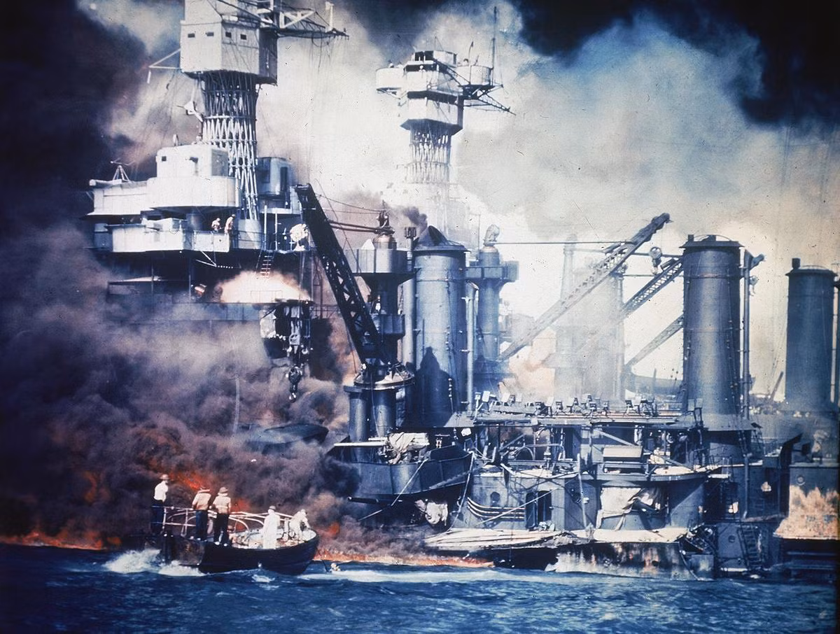 Tàu cứu hộ của Mỹ lại gần chiếc USS West Virginia để giải cứu các thủy thủ còn đang mắc kẹt trên con tàu này khi nó bị nhấn chìm giữa lửa và nước. Nguồn ảnh: Theatlantic.