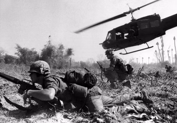 Trận đánh thạm hại thứ hai của Mỹ tại chiến trường Việt Nam là Trận Pleiku, năm 1965, khi quân giải phóng cùng lực lượng du kích, bộ đội địa phương tấn công vào Căn cứ không quân Pleiku. Nguồn ảnh: Shmoop.