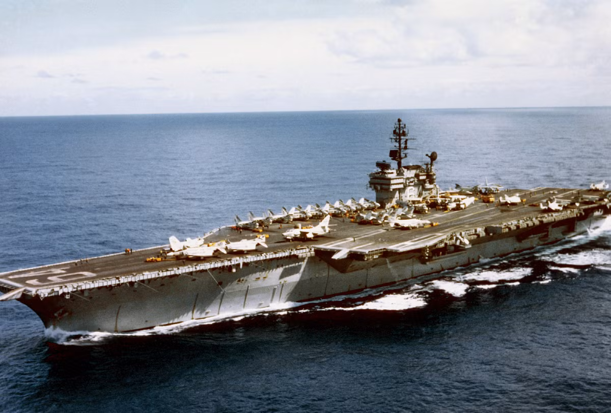 Tới năm 2003, tàu sân bay USS Constellation mới được cho về hưu. Số phận của con tàu sân bay này khá thê thảm khi nó không được bán cho bất cứ quốc gia nào mà lại bị bán sắt vụn. Nguồn ảnh: Flickr.