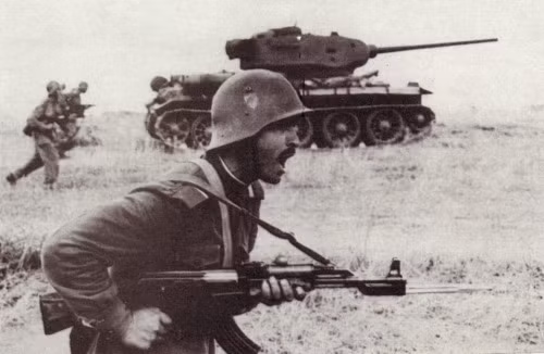 Giờ đây, dù Kalashnikov đã qua đời nhưng đứa con cưng của ông vẫn luôn là một trong những loại "vũ khí hủy diệt hàng loạt" được ưa chuộng nhất thế giới. Kalashnikov đã từng khẳng định, ông không hề hối hận khi tạo loại vũ khí giết hại nhiều người nhất thế kỷ 20, ông chỉ cảm thấy buồn vì người ta biết đến ông qua một thứ vũ khí giết người, còn bản thân ông, ông luôn muốn chế tạo ra một cái máy gặt, máy gieo hạt hay những thứ máy móc khác phục vụ nông nghiệp, chứ không phải phục vụ chiến tranh. Nguồn ảnh: Mannie.