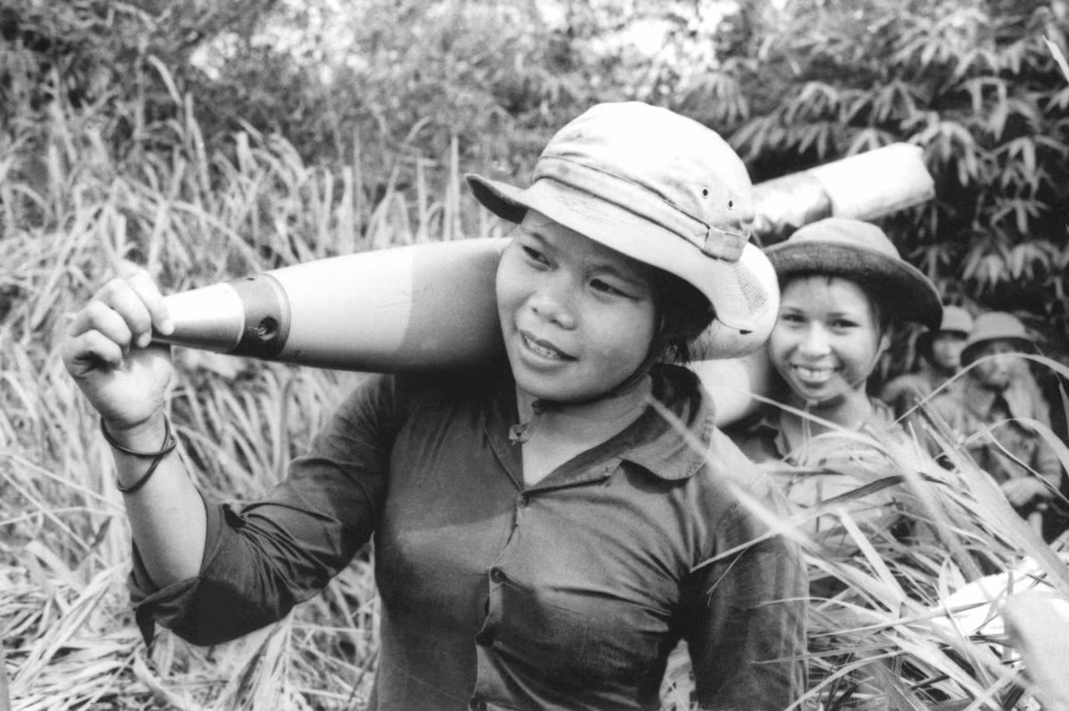 Thanh niên xung phong tải đạn pháo lên chốt. Nguồn ảnh: Mashable.