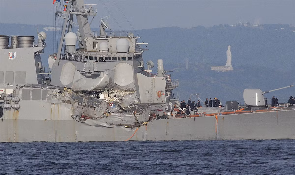 Tàu khu trục USS Fitzgerald biến dạng sau vụ va chạm mạnh với tàu container. Ảnh: AP. Tàu khu trục USS Fitzgerald biến dạng sau vụ va chạm mạnh với tàu container. Ảnh: AP.