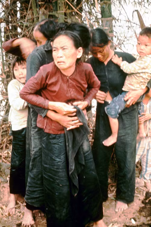 Chưa hết, phía CIA thậm chí còn đưa ra "chỉ tiêu" (quota) cho mỗi địa phương ở miền Nam Việt Nam. Theo đó, dựa vào xác định phần trăm lực lượng cán bộ, du kích địa phương nằm vùng, phía CIA sẽ đưa ra một số lượng nhất định tùy thuộc vào từng địa phương và nhiệm vụ của lực lượng Quân đội Sài Gòn đóng tại địa phương đó là phải "gom đủ" số lượng đã được CIA giao từ trước. Ảnh: Người già và trẻ em cũng là nạn nhân thường xuyên của chiến dịch Phụng Hoàng. Nguồn ảnh: Pinterest.