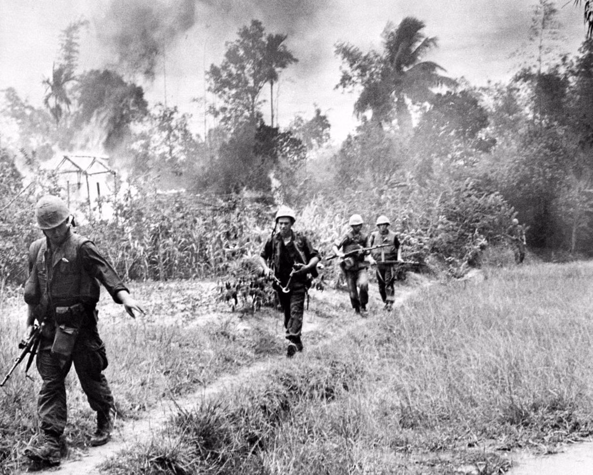 Theo lời K. Barton Osborn, một sĩ quan tình báo của Quân đội Mỹ tham gia vào chiến dịch, các hình thức tra tấn thường được sử dụng khi ép cung bao gồm đóng đinh vào tai, trích điện vào chỗ kín,... và nhiều hình thức dã man khác. Trong suốt 18 tháng viên sĩ quan này tham gia chiến dịch, anh ta không thấy bất cứ ai sống sót sau quá trình bị hỏi cung. Nguồn ảnh: Southern.