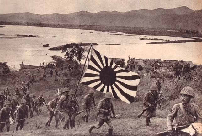 Ngày 18/12/1941, trong thời gian diễn ra Chiến tranh thế giới thứ hai, quân Nhật bắt đầu tiến vào Hong Kong sau nhiều ngày giao tranh với Quân đội Hoàng gia Anh. Phía quân Anh do không có tiếp tế, yếu về hỏa lực đã hoàn toàn bị lép vế trong cuộc chiến đẫm máu này. Nguồn ảnh: Opinion.