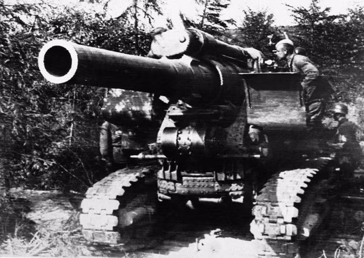 Nếu như người Đức cho ra đời khẩu những siêu pháo 800mm nhưng độ cơ động lại cực kém, chỉ chạy được trên đường ray tàu hỏa thì những chiếc xe tăng với cỡ nòng 152 mm hay những khẩu pháo cỡ nòng 203 mm lại là cách Liên Xô đáp trả. Nguồn ảnh: Pinterest.