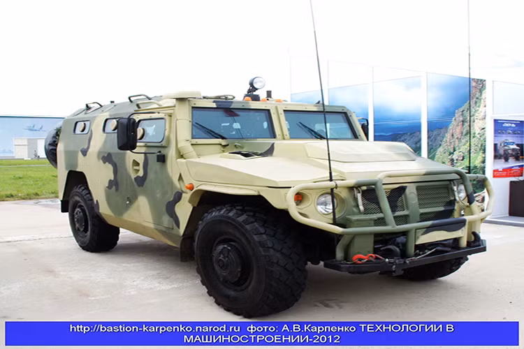 Về thiết kế xe chỉ huy Tigr-US có chiều cao 2m; rộng 2,2m; dài 4,6m; tốc độ cao nhất 150 km/h; trên nóc xe là tổ hợp thông tin vệ tinh; trong khoang chứa nhiều thiết bị điện tử và thông tin liên lạc; 1 siêu máy máy với bộ vi xử lý cực mạnh do Nga phát triển. Bên cạnh đó nó cũng được trang bị vũ khí phòng vệ với súng máy Pecheneg 7,62mm hoặc Kord 12,7mm hay súng phóng lựu Flame 30mm. Nguồn ảnh: bastion-karpenko.