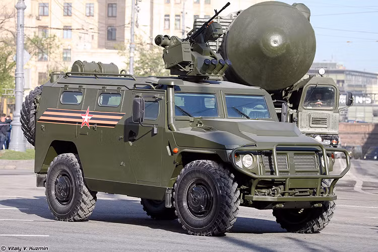 GAZ Tigr là dòng xe bọc thép chiến đấu hiện đại, với nhiều biến thể khác nhau không chỉ được biên chế trong Quân đội Nga mà còn được xuất khẩu ra thị trường quốc tế. Tùy theo yêu cầu của khách hàng, các dòng xe bọc thép GAZ Tigr sẽ được trang bị vũ khí hoặc tính năng khác nhau. Trong đó có thể kể tới Tigr-US biến thể chỉ huy chiến trường, trạm thông tin di động cho các đơn vị bộ binh cơ giới. Nguồn ảnh: Modelling News.