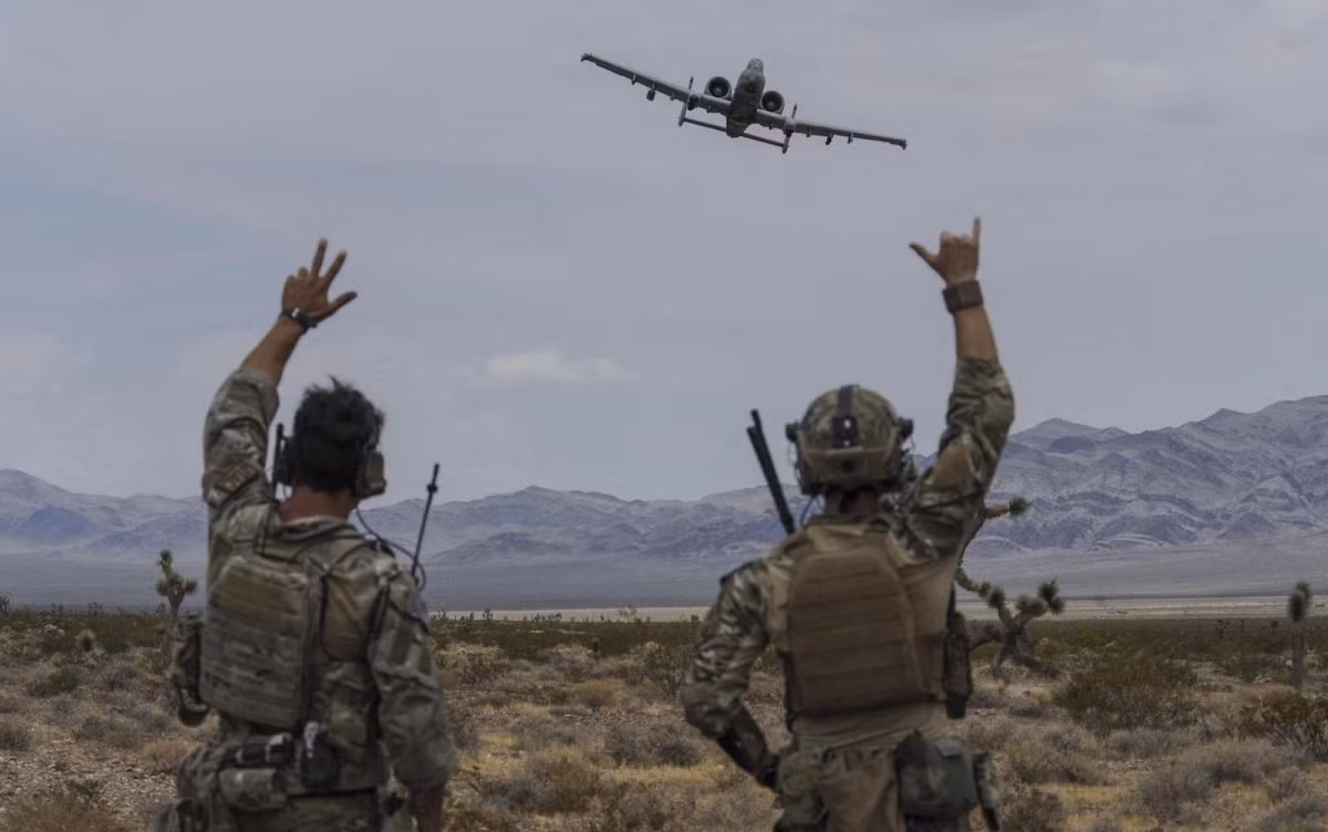 2 binh sĩ vẫn tay chào cường kích A-10 Warthog trong một đợt huấn luyện chi viện hỏa lực đường không ở Nevada. Ảnh: USAF.
