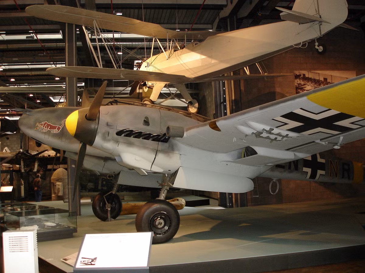 Lợi dụng sự lỳ đòn của mình, Messerschmitt Bf 110 có thể "đâm đầu" qua được hàng phòng thủ để tiếp cận các máy bay ném bom của đối phương và khai hỏa chính xác hạ gục từng chiếc một. Nguồn ảnh: Wiki.