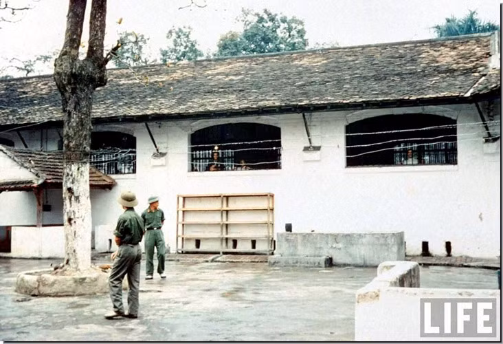 Trong ảnh là nhà tù Hỏa Lò - nơi được chọn giam giữ các tù binh phi công Mỹ trong chiến tranh. Nơi đây thường được các phi công Mỹ gọi với cái tên mỹ miều "Khách sạn Hilton". Nguồn ảnh: Life.