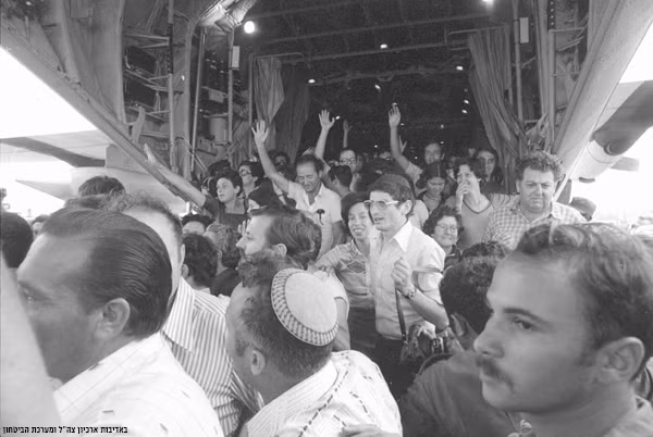 Trong cuộc đột kích giải cứu con tin cực kỳ táo bạo này, chỉ có duy nhất một lính Israel thiệt mạng, đó là Trung tá Yonatan "Yoni" Netanyahu. Vị Trung tá này chính là anh trai ruột của Thủ tướng Israel sau này, ông Benjamin "Bibi" Netanyahu. Ngoài ra, còn có 5 lính Israel khác bị thương nhẹ. Nguồn ảnh: IDF.