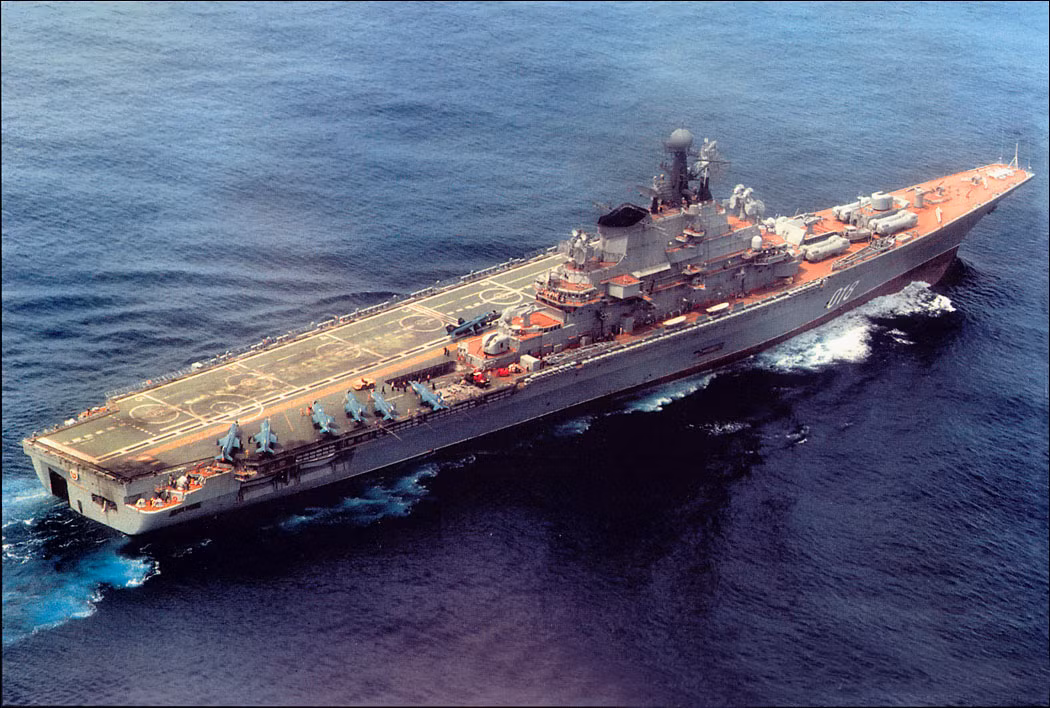 Tàu sân bay lớp Kiev còn mang nhiều tên gọi khác nhau như Đề án 1143 hay Krechyet. Điểm cực dị trên tàu sân bay này đó là nó có vẻ bên ngoài và cả cơ cấu hoạt động vừa giống tàu sân bay, vừa giống một tuần dương hạm. Nguồn ảnh: Sas.