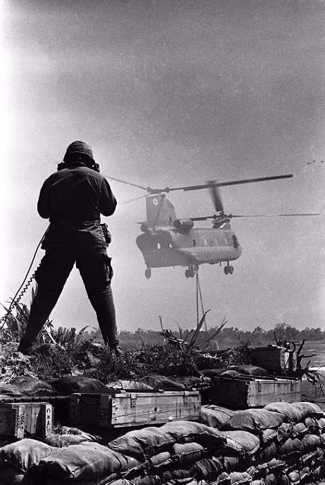 Trực thăng Chinook cẩu hàng tới tận trận địa. Trực thăng vận tải CH-47 được ví như một loại cần cẩu bay được Mỹ và quân đội ngụy Sài Gòn sử dụng suốt trong chiến tranh Việt Nam. Nguồn ảnh: Dailymail.