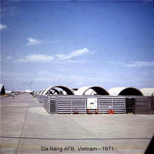 Trong thời kỳ Chiến tranh Việt Nam, căn cứ không quân Đà Nẵng được sử dụng cùng lúc bởi ba lực lượng đó là quân đội ngụy Sài Gòn, Không quân Mỹ và Không quân Thủy quân Lục chiến Mỹ. Nguồn ảnh: Ona.