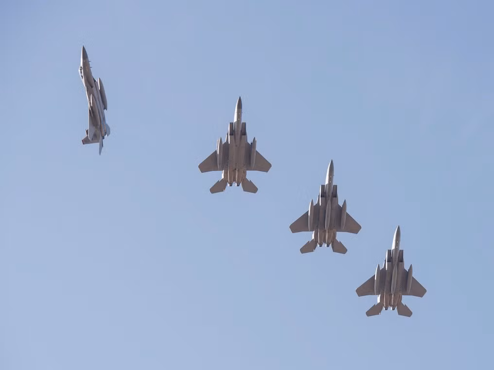Các tiêm kích hạng nặng F-15, được ví von là vị vua của bầu trời phô diễn sức mạnh trong cuộc tập trận Vigilant Ace đang diễn ra tại bán đảo Triều Tiên. Ảnh: USAF.