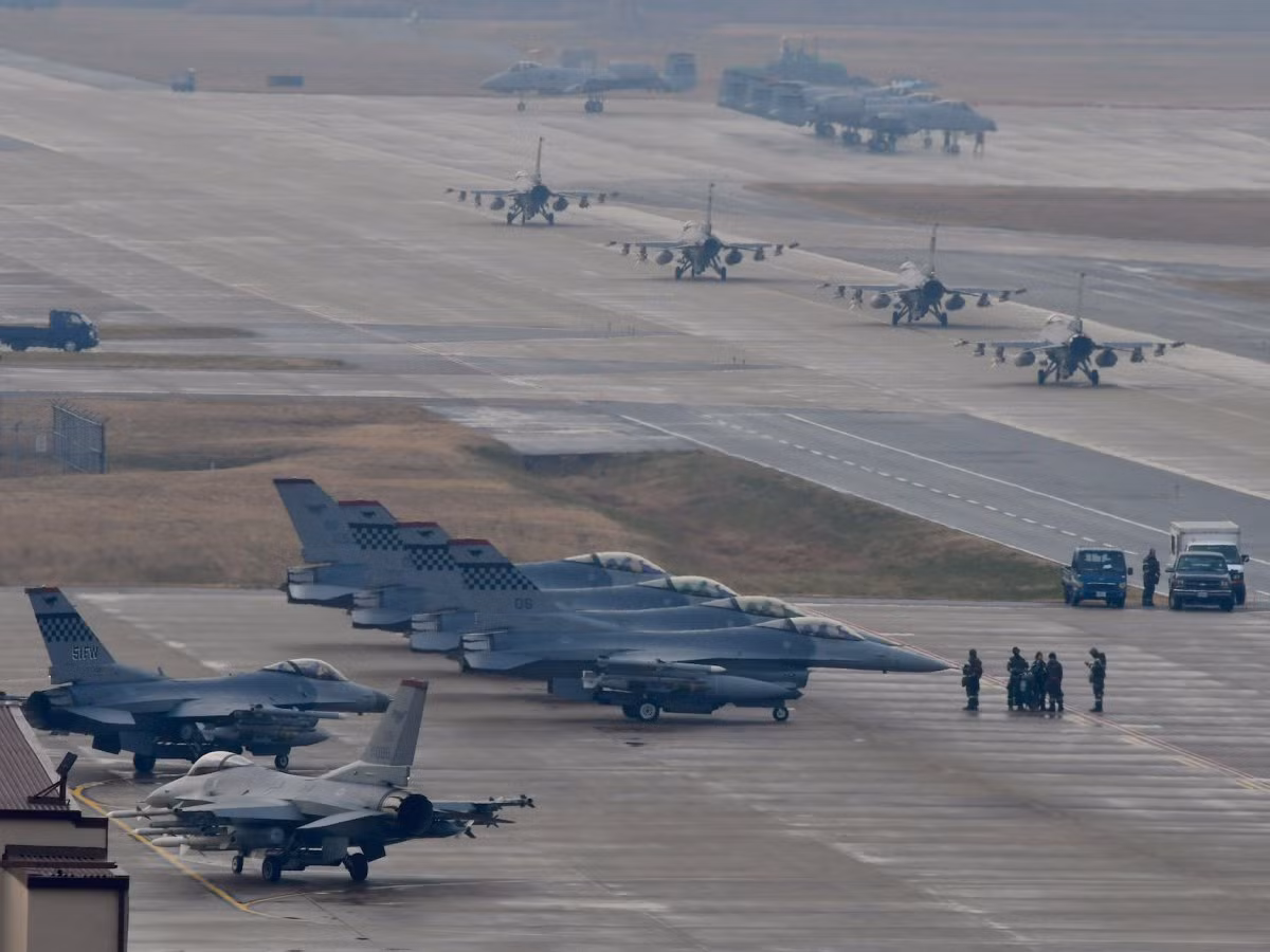 4 tiêm kích F-16 đang chạy đà chuẩn bị cất cánh, trong khi 6 chiếc khác chuẩn bị xuất phát. Phía xa, những chiếc cường kích A-10 cũng sẵn sàng cất cánh làm nhiệm vụ. Ảnh: USAF.