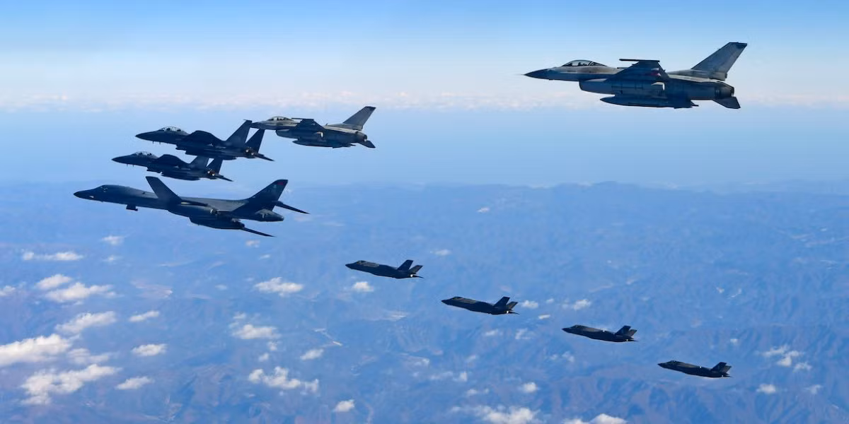 Mỗi chiếc B-1B được hộ tống bởi 2 tiêm kích F-15, 2 tiêm kích F-16 và 6 tiêm kích tàng hình F-35. Đội hình kết hợp giữa chiến đấu cơ thế hệ 4 và 5 độc nhất vô nhị. Ảnh: USAF.