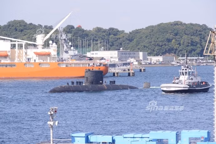Tàu đã ghé cảng Yokosuka, Nhật Bản để thăm và làm việc với lực lượng Phòng vệ Biển Nhật Bản, kết hợp nạp nhiên liệu và tiếp tế nhu yếu phẩm cho thủy thủ đoàn. Tàu ngầm SSK-879 sẽ làm nhiệm vụ ở Thái Bình Dương đến tháng 3/2018. Ảnh: Sina.