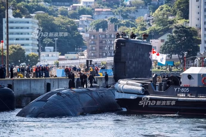 HMCS Chicoutimi, thuộc lớp tàu ngầm Victoria là loại tàu ngầm "săn lùng-tiêu diệt" tầm xa của Hải quân Hoàng gia Canada. Lớp tàu ngầm tấn công diesel-điện tàu này trước đây được chế tạo cho Hải quân Hoàng gia Anh vào những năm 1980 và ngưng hoạt động vào những năm 1990. Ảnh: Sina.