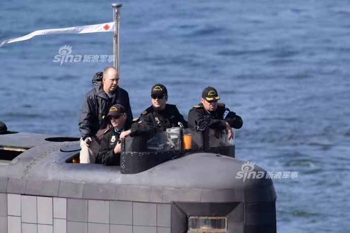Trang quân sự Sina dẫn nguồn tin Bộ Quốc phòng Nhật Bản cho biết, tàu ngầm HMCS Chicoutimi (SSK-879) của Hải quân Hoàng gia Canada đã có chuyến thăm đầu tiên đến Nhật Bản trong chuyến tuần tra châu Á. Ảnh: Sina.