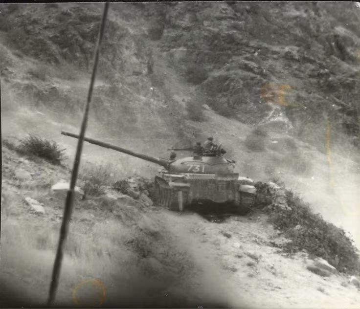 Cần phải nói thêm, trước khi chiếc xe tăng T-62 của Liên Xô bị bắn hạ, xung đột giữa hai bên chỉ dừng lại ở mức độ cầm gậy gộc đánh nhau chứ chưa bao giờ có tiếng súng nổ. Chính điều này đã khiến phía Liên Xô bất ngờ và mất thế trận. Tuy nhiên, ngay sau đó họ đã hiểu được ý đồ của Trung Quốc và đáp trả. Nguồn ảnh: Pinterest.