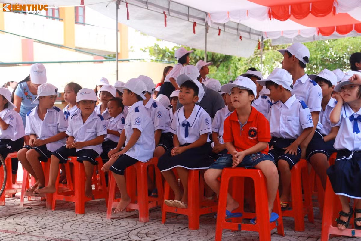 Các em ở trung tâm phần lớn bị thiểu năng về trí tuệ, khiếm thính, một số em bị khuyết tật hình thể bẩm sinh nên cuộc sống và sinh hoạt gặp nhiều khó khăn. Ảnh: Quốc Minh.
