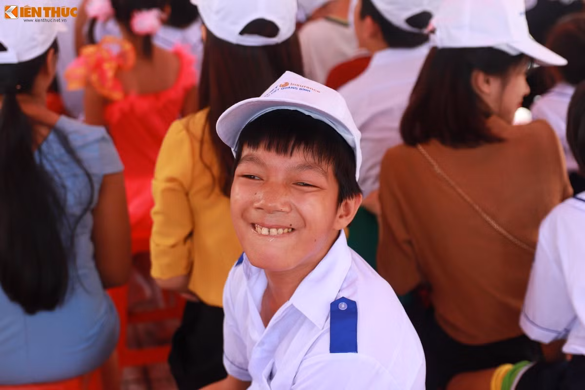 Ánh mắt ngây ngô của một em bị thiểu năng trí tuệ. Nhóm thiện nguyện Trái tim hồng do thầy Ngô Mậu Tình, giáo viên Trường THCS Kiến Giang, Lệ Thủy đứng đầu đã tổ chức chương trình "Cùng em đến trường trong mùa mưa bão" nhận được sự ủng hộ nhiệt tình của các nhà hảo tâm trong và ngoài huyện. Ảnh: Quốc Minh.