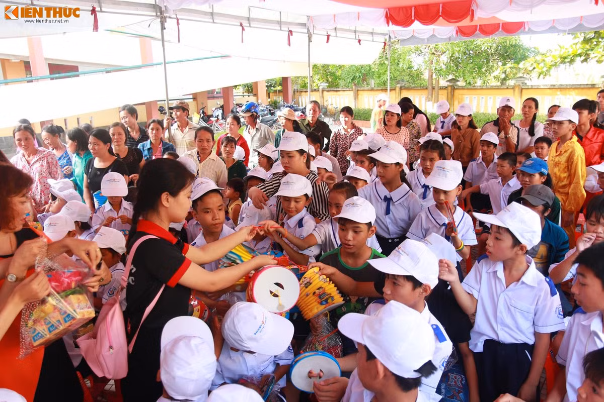 Các em háo hức nhận quà trung thu do các nhóm thiện nguyện tài trợ. Ảnh: Quốc Minh.