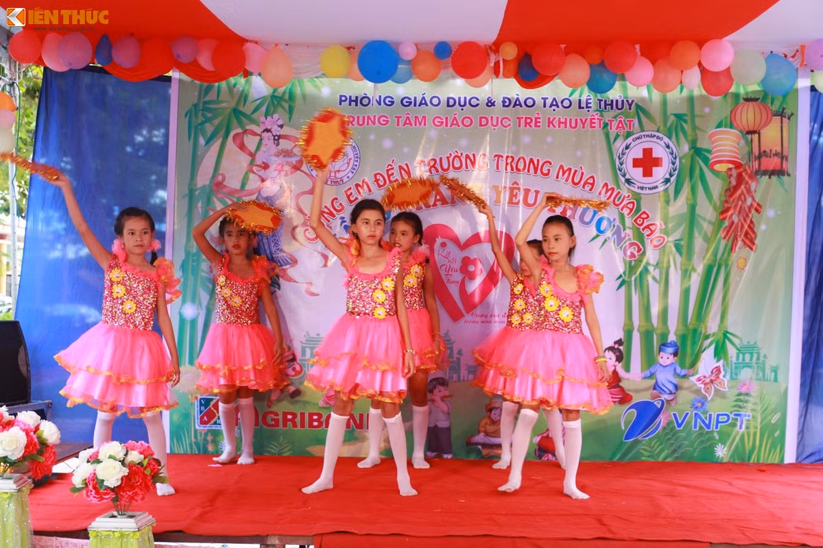 Tiết mục múa do các em khiếm thính trong trung tâm biểu diễn. Các em không nghe được tiếng nhạc nên phải nhìn theo động tác hỗ trợ của giáo viên hướng dẫn. Ảnh: Quốc Minh.