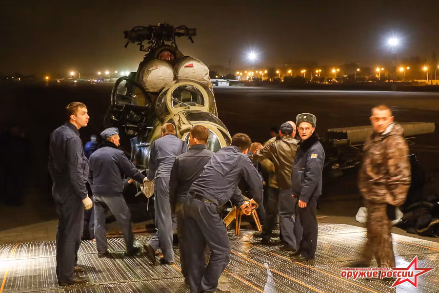 Hình ảnh một trực thăng tấn công Mi-24 đang được đưa ra khỏi máy bay vận tải. Mi-24 là một trong những "sát thủ" chống tăng hàng đầu thế giới. Sức mạnh hỏa lực của trực thăng này từng khiến cho phiến quân Mujahideen ở Afghanistan khiếp vía. Ảnh: Arms of Russian.