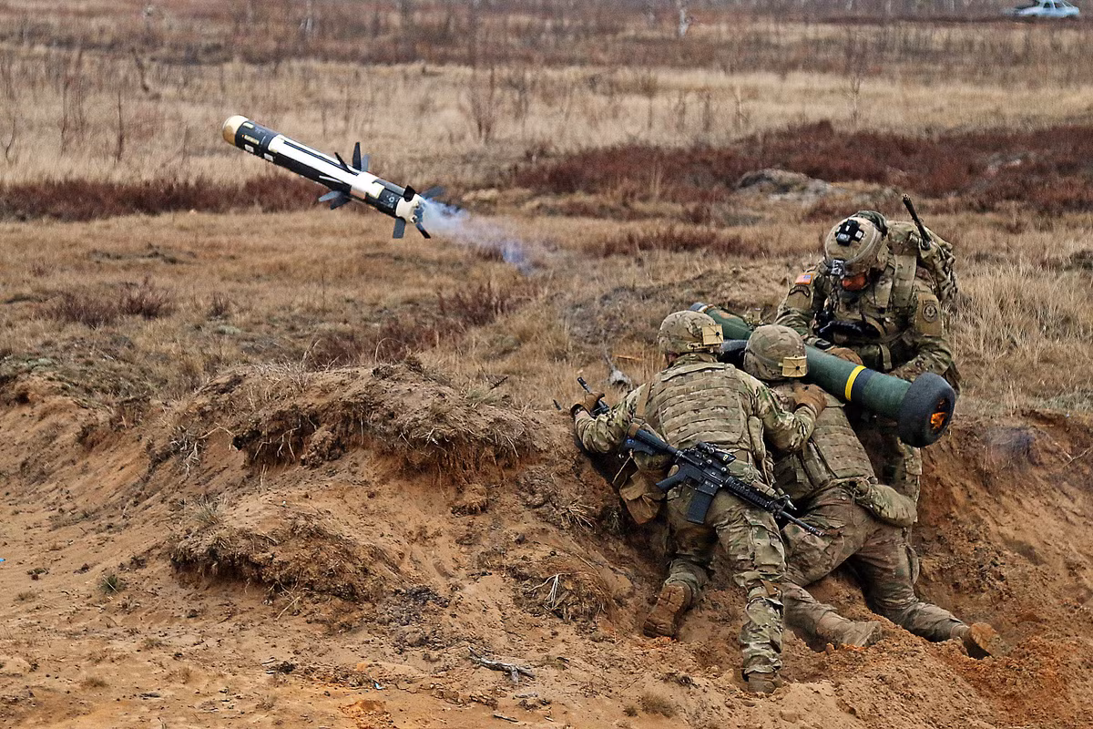 FGM-148 Javelin thuộc loại tên lửa chống tăng "bắn - quên" được phát triển bởi liên doanh giữa Lockheed Martin và Raytheon. Tên lửa được đưa vào sử dụng trong quân đội Mỹ từ năm 1996. Ảnh: Defencenews.