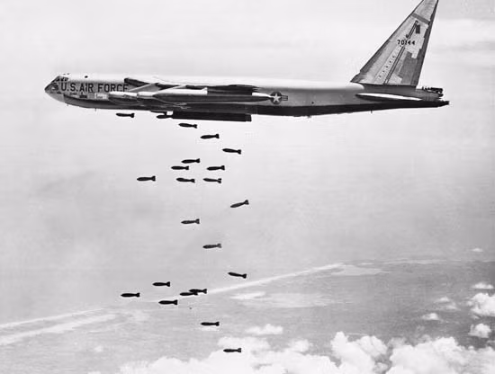 Mỗi máy bay ném bom B-52 có thể mang được tối đa khoảng 30 tấn bom. Các phi cơ B-52 của Mỹ thường bay theo đội hình ba chiếc ở độ cao 10 km và ném đồng thời gần 100 tấn bom xuống một khu vực rộng khoảng 2,5 km vuông. Nguồn ảnh: Encyc.