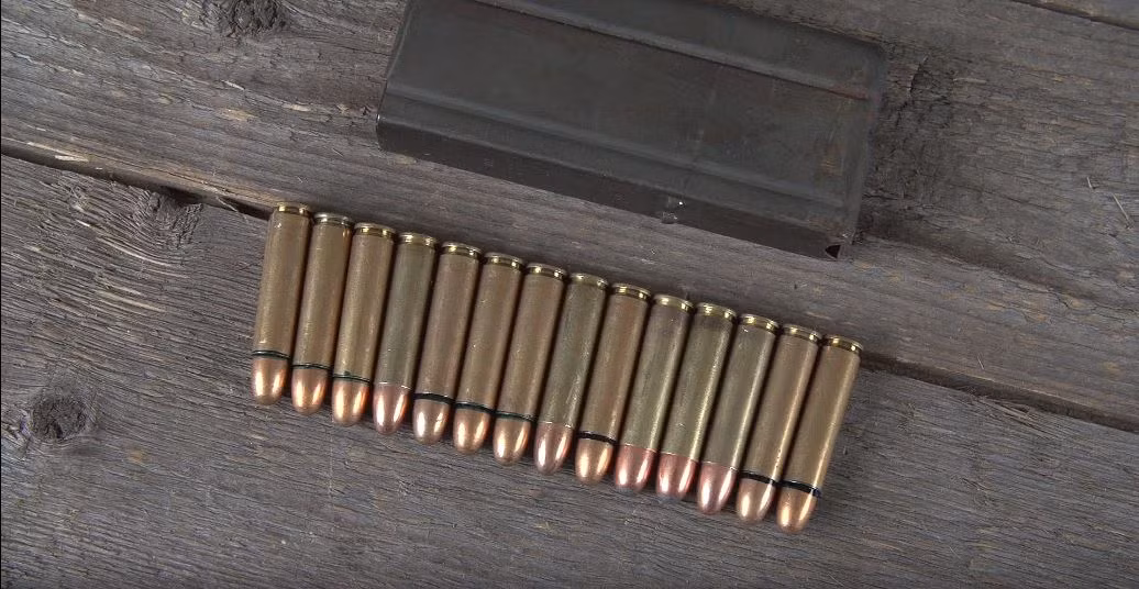Ở các loại đạn dành cho súng carbine cũng vậy, chính điều này đã khiến cho các băng đạn súng lục và súng carbine thường có thiết kế thẳng, vừa giúp xạ thủ dễ cất-rút hộp tiếp đạn ra khỏi bao xe, vừa có giá thành sản xuất thấp. Nguồn ảnh: Youtube.
