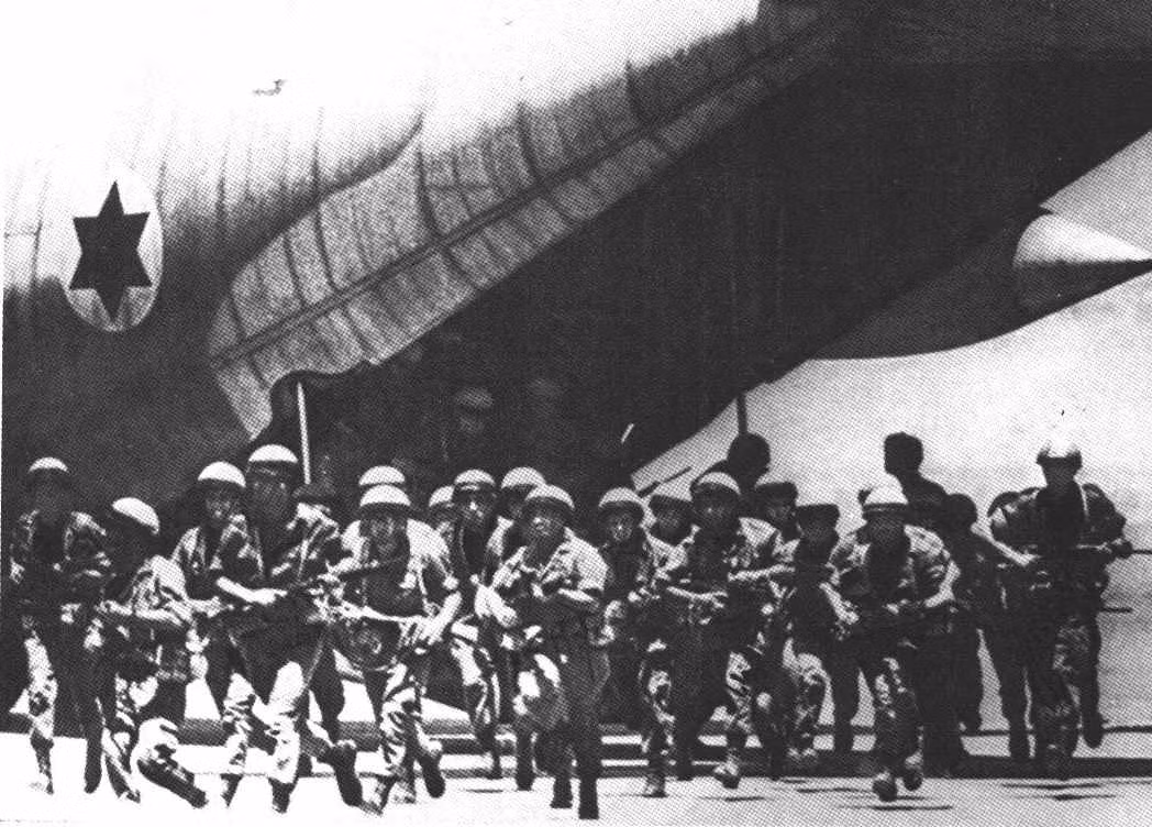 Các máy bay của Israel hạ cánh xuống sân bay Entebbe của Uganda vào lúc 23:00 phút ngày 3/7/1976 khi đường băng tối om và hoàn toàn không có sự chỉ dẫn không lưu, thậm chí không lưu còn không hề biết rằng có tới ba chiếc máy bay vừa hạ cánh xuống sân bay. Ngay lập tức, các nhóm tấn công được triển khai để xông vào nhà ga, nổ súng giải cứu con tin ngay lập tức. Nguồn ảnh: Fidelches.