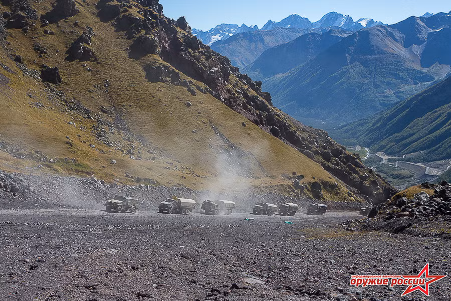 Đoàn xe phải vượt qua quãng đường hiểm trở dài 1.700 km để chinh phục đỉnh núi cao 3.150 m. Ảnh: Weapon of Russian.