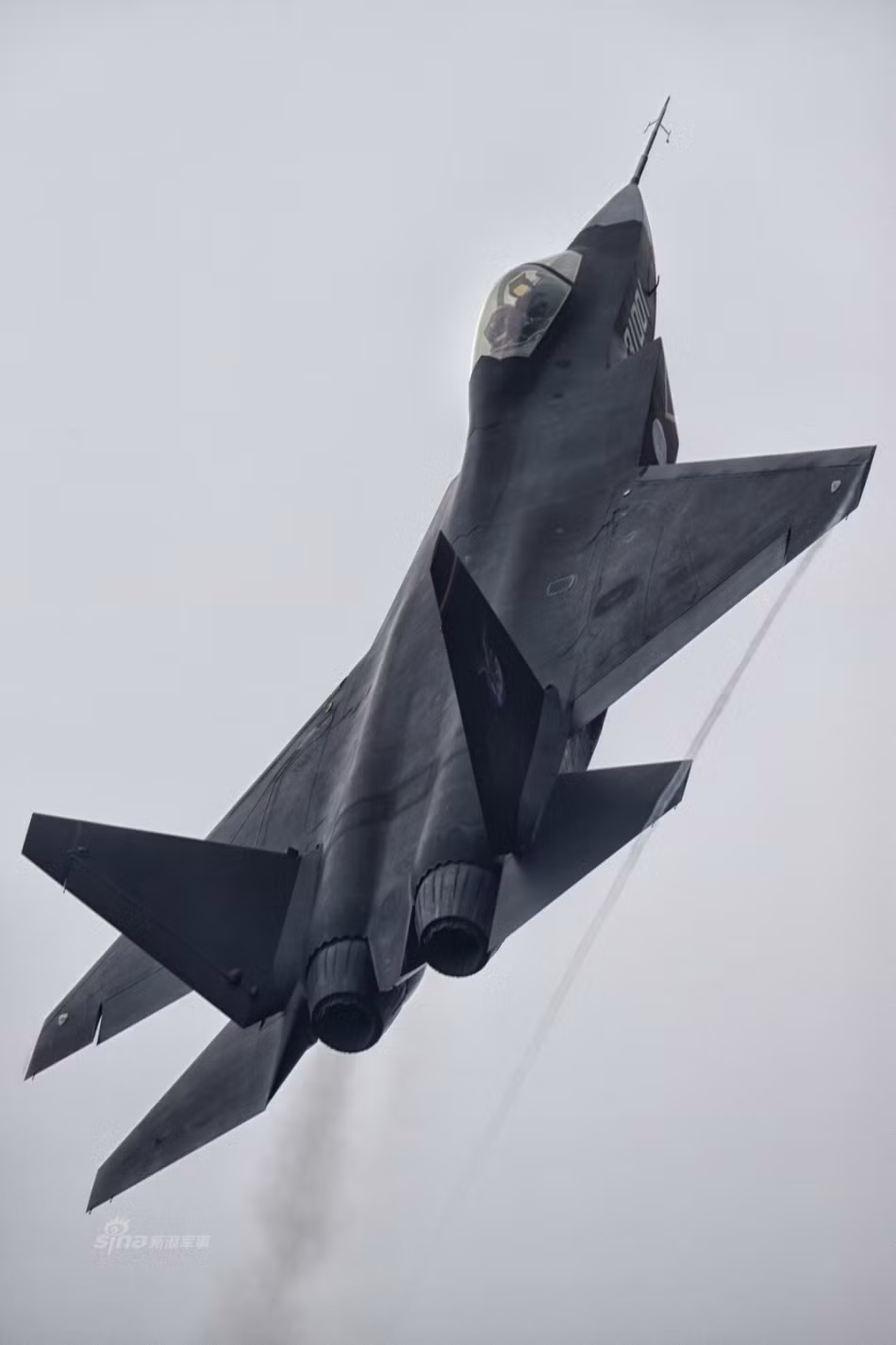 J-31 còn bị xem là biến thể sao chép F-35 của Mỹ, đặc biệt là phần mũi và cửa hút không khí cho động cơ. Các hacker Trung Quốc được cho là đã đánh cắp nhiều dữ liệu từ chương trình F-35. Tuy nhiên, phía Trung Quốc phủ nhận sự liên quan giữa dữ liệu F-35 bị đánh cắp và quá trình phát triển J-31. Ảnh: Sina.
