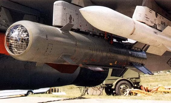 KAB-500KR có trọng lượng 520 kg, tương đương với trọng lượng nhỏ nhất của một đầu đạn hạt nhân. Loại bom này sử dụng hệ thống dẫn đường kết hợp với các cánh điều khiển, cho phép nó lượn trên đường rơi để đâm trúng mục tiêu. Nguồn ảnh: Wiki.