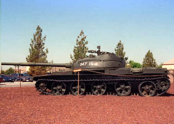 Kẻ xóa ngôi vương của T-54/55 chính là mẫu tăng T-62. Được sản xuất hàng loạt trong thời gian từ năm 1961 tới năm 1975, T-62 đã sớm chứng tỏ được khả năng của mình và vượt mặt T-54/55, trở thành chiếc xe tăng chủ lực tiêu chuẩn của lực lượng Tăng thiết giáp và Bộ binh cơ giới Liên Xô. Nguồn ảnh: Wiki.