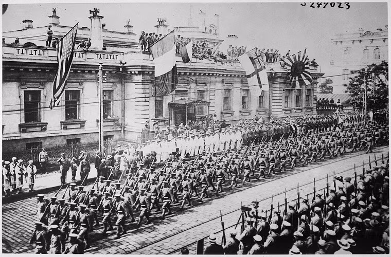 Cụ thể, trong thời gian từ năm 1918 tới năm 1920, mặc dù Nga Hoàng Nikolai II lúc này đã bị lực lượng cách mạng xử tử nhưng quân Đồng Minh vẫn tiếp tục đổ quân sang Vladivostok thuộc vùng Viễn Đông, Nga để hỗ trợ lực lượng quân đội Bạch Vệ đang trôi dạt về đây sau khi bại trận ở Moscow. Nguồn ảnh:Wiki.