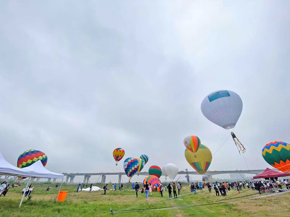 Hang chuc khinh khi cau ruc ro lan dau xuat hien o Ha Noi