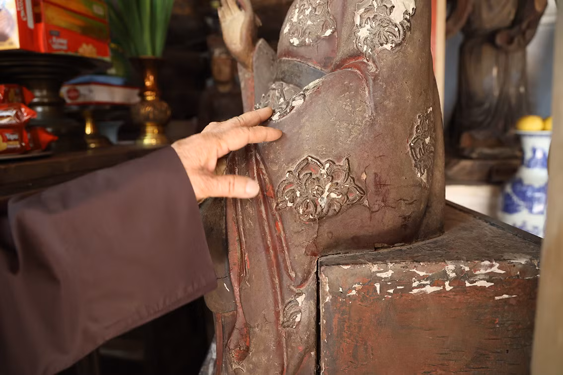 Ngoài hệ thống cột nhà, mái ngói thì các pho tượng trong Chùa Tây Phương cũng bị nứt, mẻ. Những pho tượng của Chùa Tây Phương từng được coi là tinh hoa điêu khắc của phật giáo Việt Nam với bức tượng nổi tiếng Phật Bà nghìn tay.