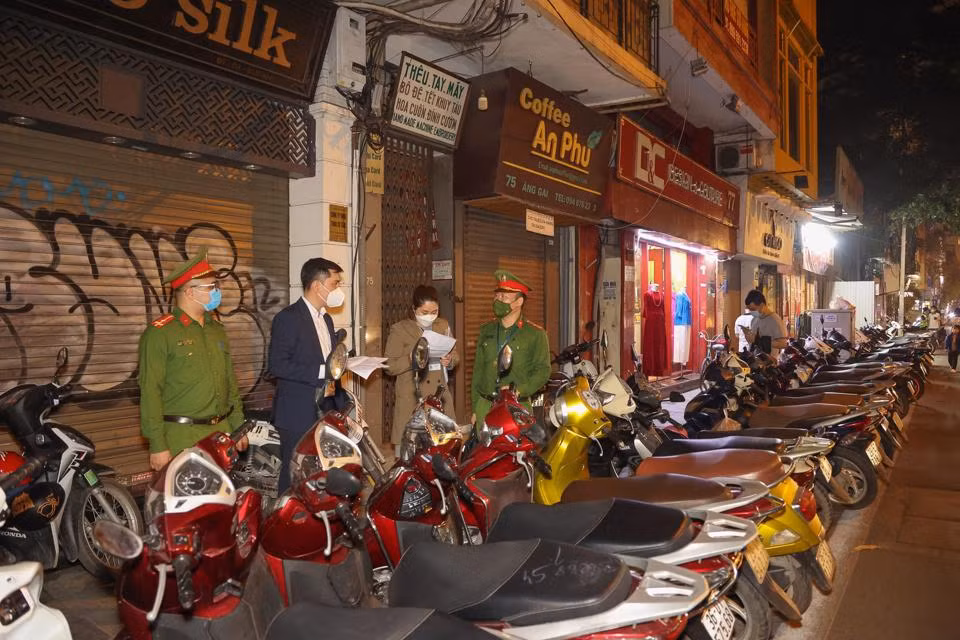 Kiem tra dot xuat tuyen pho di bo, xu phat bai giu xe khong niem yet gia-Hinh-2