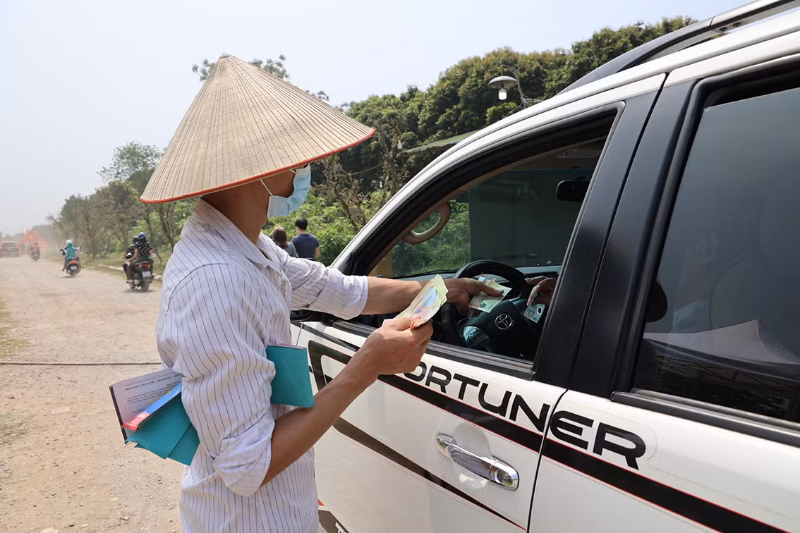 Các bãi trông giữ xe tự phát thu bộn tiền vé.